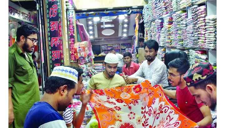 ঈদ সামনে রেখে চাঙ্গা ইসলামপুরের কাপড়ের বাজার