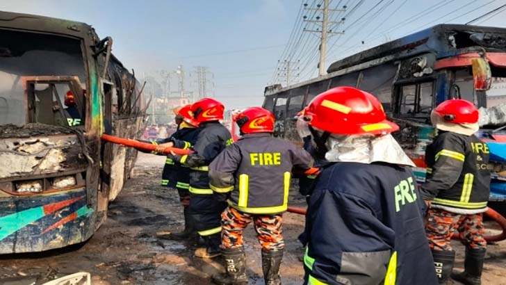 দুই বাসের পাল্লায় প্রাণ গেল যুবকের