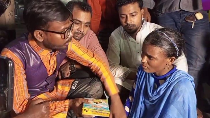 অসহায় মানুষের পাশে সেহরি নিয়ে হিরো আলম