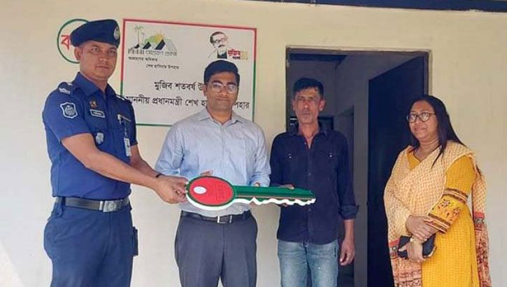 শ্রেণিকক্ষে নির্যাতনের শিকার বাবা-ছেলে পেল আশ্রয়ণের ঘর
