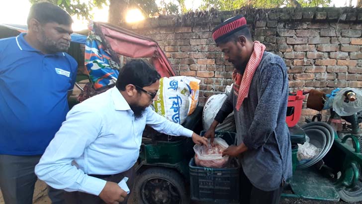 ঢাকা-গাজীপুর থেকে মরা মুরগির মাংস কিনে বিক্রি করতেন তারা