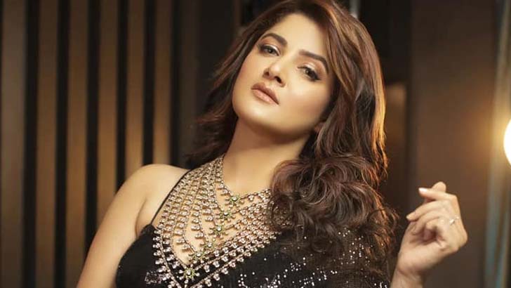 দিনশেষে আমিও একটা মেয়ে: শ্রাবন্তী