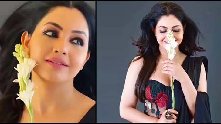 ১৮ বছরের সংসারের ইতি টানলেন অভিনেত্রী