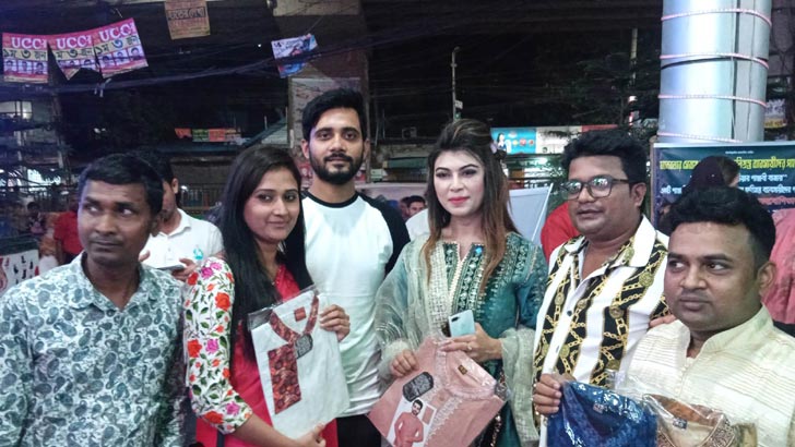 বঙ্গবাজারের ক্ষতিগ্রস্ত ব্যবসায়ীদের পাশে ‘বৃষ্টির চোখে জল’