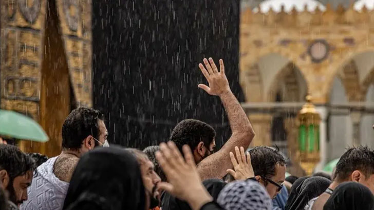 কাবা চত্বরে বৃষ্টিতে ভিজলেন মুসল্লিরা (ভিডিও)