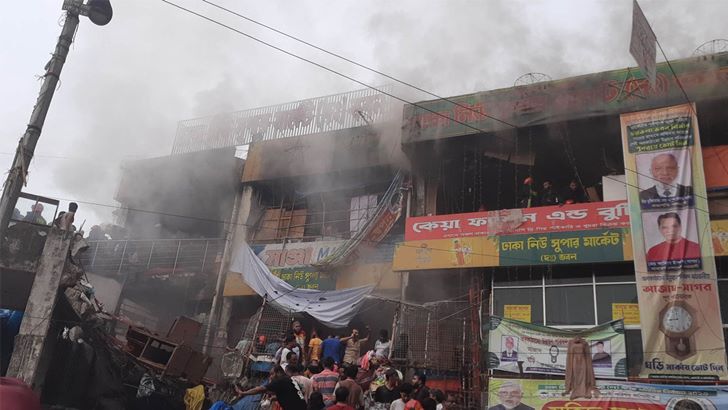 আগুনে বিস্ফোরণ হচ্ছে এসি, ঢুকতে দেওয়া হচ্ছে না ব্যবসায়ীদের