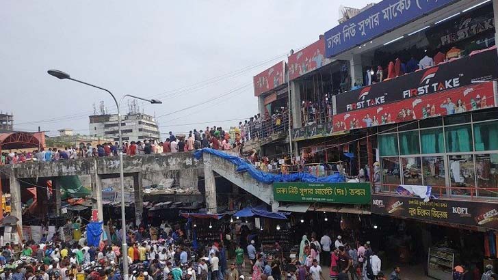 অগ্নিকাণ্ডের জন্য যাকে দায়ী করছেন ব্যবসায়ীরা 