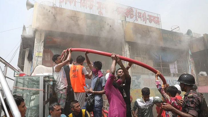 আগুন নেভাতে গিয়ে আহত ৩০