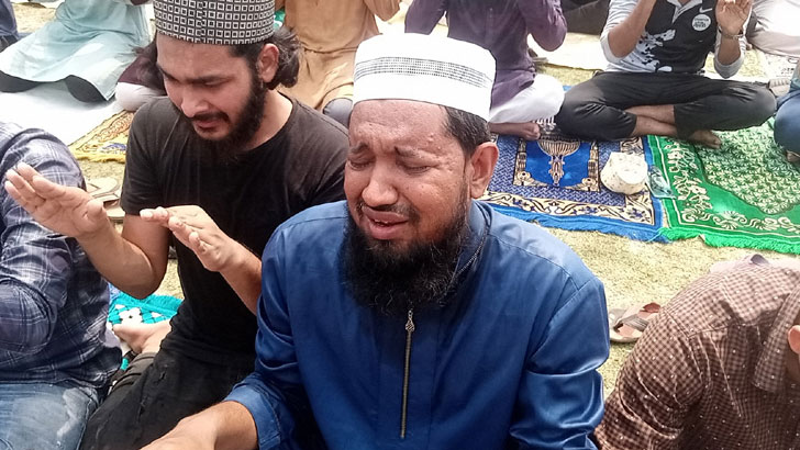 পাবনায় ৪০-৪৩ ডিগ্রিতে ওঠানামা করছে তাপমাত্রা, নামাজ আদায়