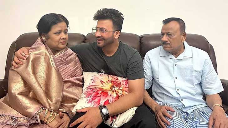 প্রথমবারের মতো বাবা–মাকে নিয়ে সিনেমা দেখবেন শাকিব খান