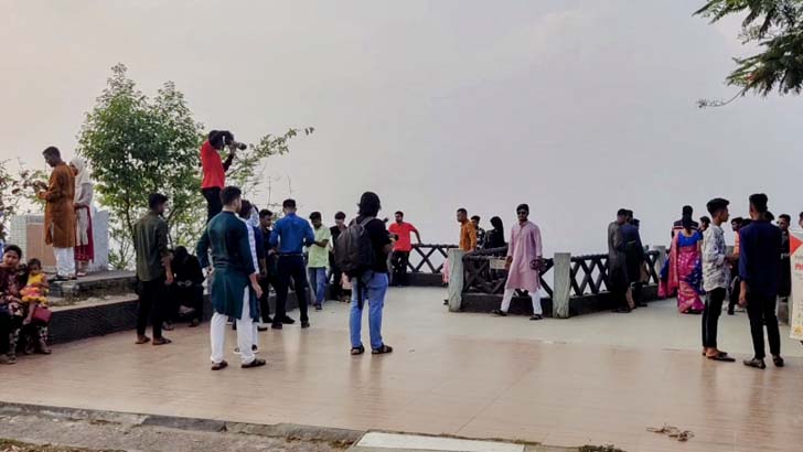 মুখরিত বান্দরবানের দর্শনীয় স্থান, নিষেধাজ্ঞা আতঙ্কে চাপ কম