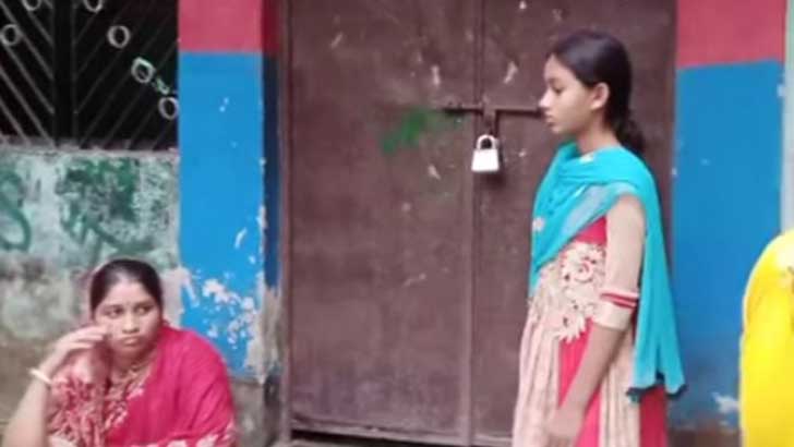 বসতঘর তালাবন্ধ, বাইরে মেয়েকে নিয়ে কাঁদছেন গৃহবধূ