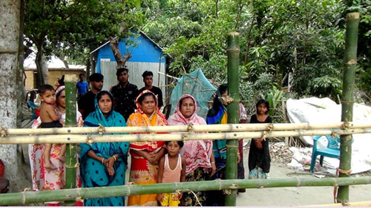 ১২ দিন ধরে বাঁশের বেড়ায় অবরুদ্ধ আট পরিবার