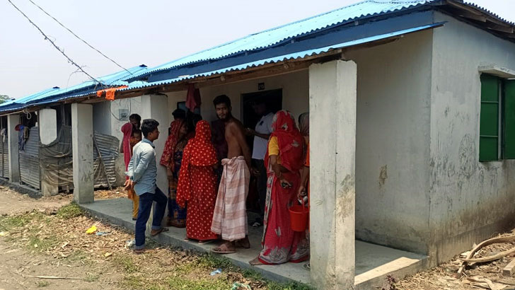 বাকপ্রতিবন্ধী নারীর ঘরের তালা ভেঙে অন্য লোক তুললেন চেয়ারম্যান!