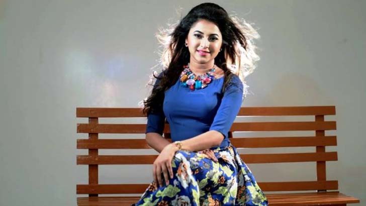 স্টেজ শো দিয়ে ফিরলেন লিজা