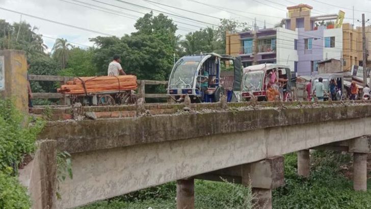 রেলিং ভাঙলেও শুরু হচ্ছে না সেতুর কাজ, ভোগান্তিতে পথচারীরা