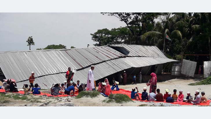 দৌলতখানে ঝড়ে বিধ্বস্ত স্কুলঘর, খোলা আকাশের নিচে পাঠদান