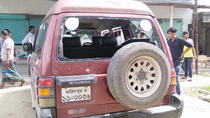 ইউএনওর ওপর গ্রামবাসীর হামলা, গাড়ি ভাংচুর