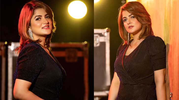 কার সঙ্গে লন্ডনে পাড়ি জমালেন শ্রাবন্তী