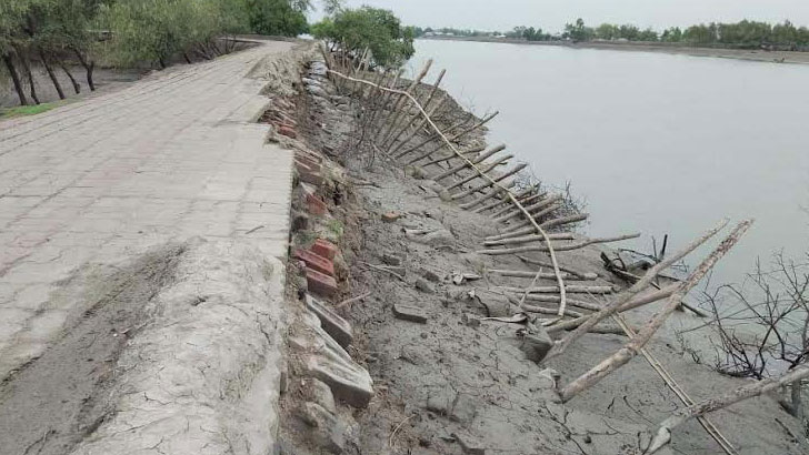 ঘূর্ণিঝড় মোচা: দুর্বল বেড়িবাঁধ ভাঙার আতঙ্কে কয়রাবাসী