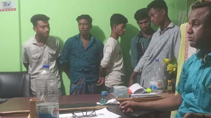 গরুচোর চক্রের ৫ সদস্যকে পুলিশে দিলেন চেয়ারম্যান