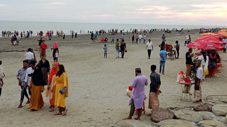 কুয়াকাটায় পর্যটকের ঢল