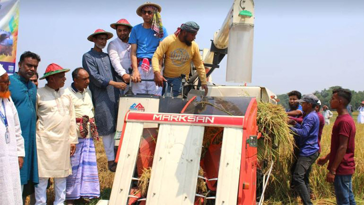 ১৫ কৃষকের ৪০ একর জমির পাকা ধান কেটে দিল কৃষক লীগ