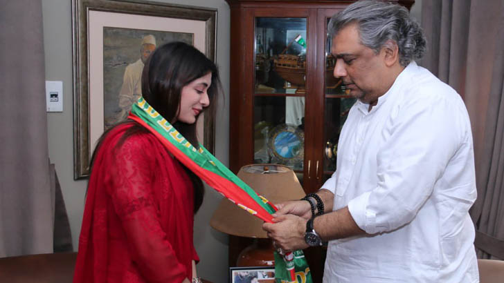 ইমরান খানের দলে যোগ দিলেন পাকিস্তানের অভিনেত্রী আজেকাহ