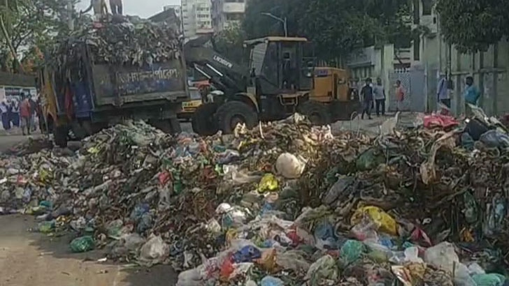 উত্তরার আব্দুল্লাহপুরে রাস্তায় আবর্জনার পাহাড়, চরম দুর্ভোগ