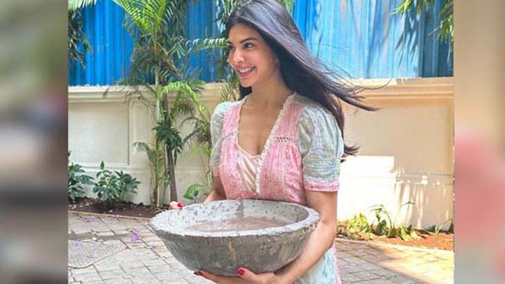 যে কারণে পানির পাত্র হাতে রাস্তার পাশে জ্যাকুলিন