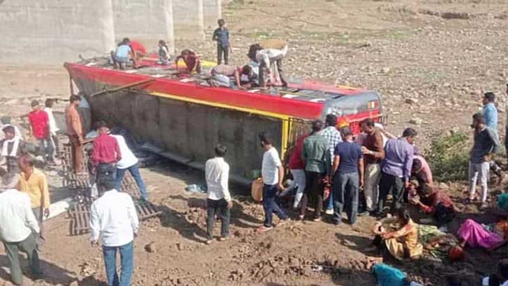 ভারতে সেতুর রেলিং ভেঙে বাস নিচে, নিহত বেড়ে ২২