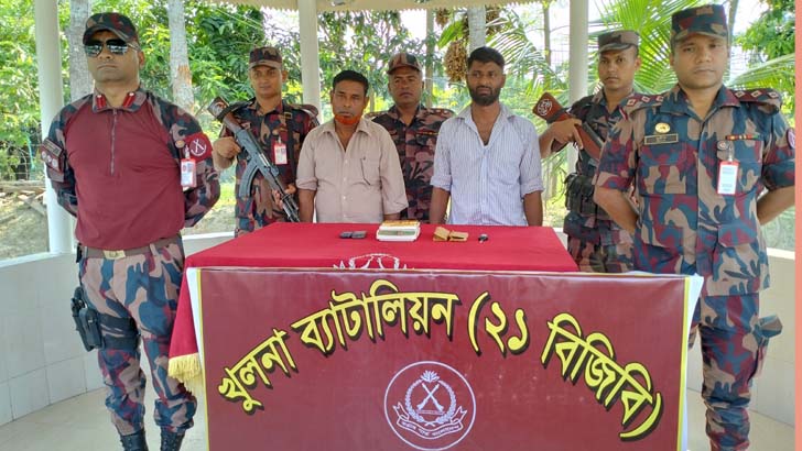 সীমান্তে স্বর্ণের বারসহ দুই পাচারকারী আটক