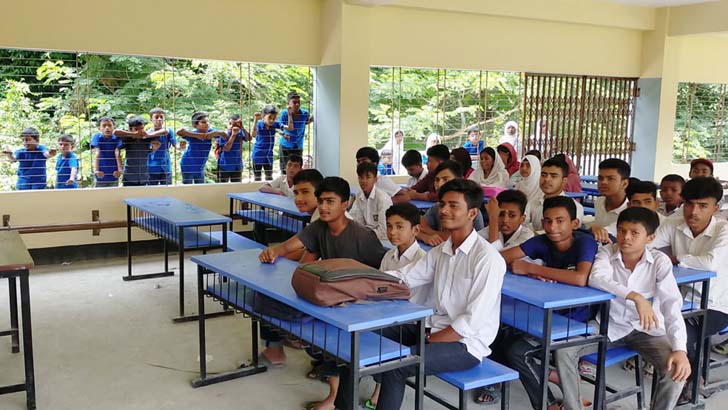 ধুলিয়া প্রাথমিক বিদ্যালয়ের মূল ফটকে তালা, শিক্ষার্থীদের হেনস্তা ও মারধর