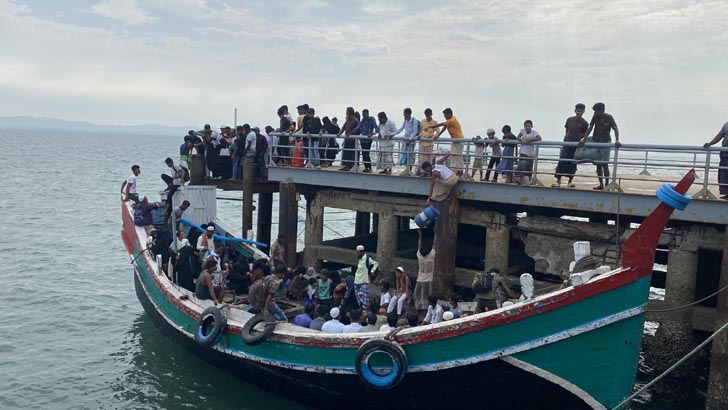 মোখা আতঙ্কে সেন্টমার্টিন ছাড়ছেন স্থানীয়রা