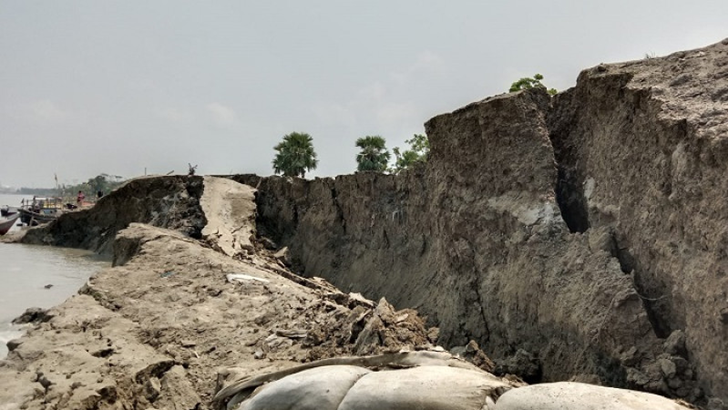 তালতলীতে বেড়িবাঁধে ফাটল, আতঙ্কে এলাকাবাসী