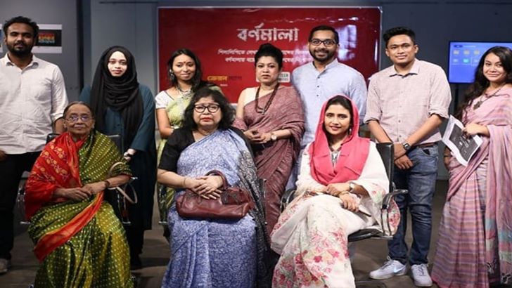 ক্রেয়নের রঙে সেজেছে ‘বর্ণমালা’