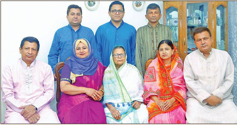 রত্নগর্ভা সেই মায়ের বড় ছেলে আইজিপি, দুজন বিশ্ববিদ্যালয়ের শিক্ষক