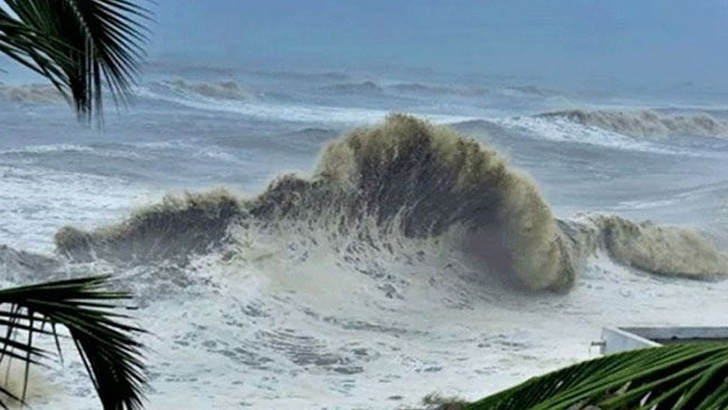 ‘মোখা’র দিক পরিবর্তন, ঝুঁকি কমল বাংলাদেশে