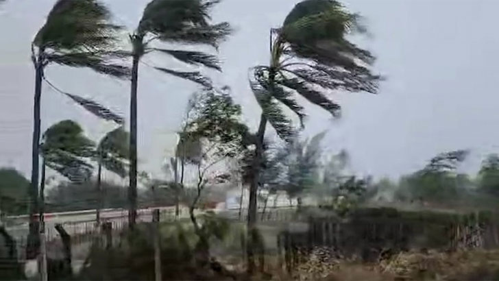 মিয়ানমারের স্থলভাগে ‘মোখা’