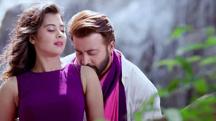 ‘একবার বুবলীকে ঘাড় ধরে বের করে দেওয়া হয়েছিল’