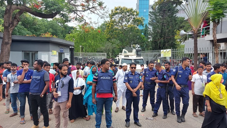 শ্রীপুরে বকেয়া বেতনের দাবিতে শ্রমিকদের আন্দোলন, পুলিশের বাধা