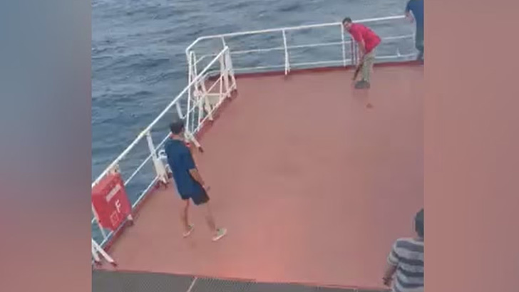 জাহাজে ক্রিকেট ম্যাচ, সমুদ্রে পড়লেও হারাচ্ছে না বল! (ভিডিও)