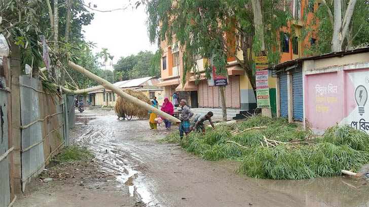 সুন্দরগঞ্জে ঝড়ের তাণ্ডবে ২৪৬ ঘরবাড়ি লণ্ডভণ্ড