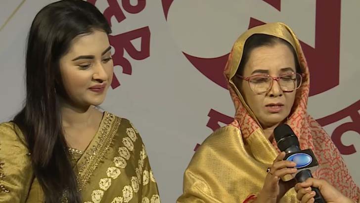 বুবলীর জন্য কাঁদলেন মা