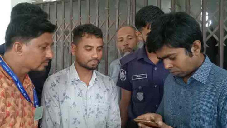 এসএসসির প্রশ্নের ছবি তুলে টয়লেটে গিয়ে সমাধান করে ছড়িয়ে দিতেন হলে!