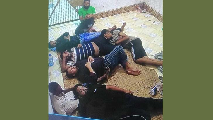 থানা গারদে ছাত্রলীগ নেতাকর্মীদের ছবি ভাইরাল, কনস্টেবল ক্লোজড