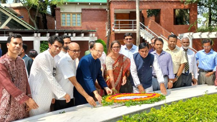 বাকৃবির শিক্ষকদের জাতির জনকের মাজারে শ্রদ্ধাঞ্জলি