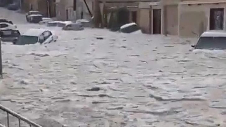সৌদিতে শিলাবৃষ্টিতে তলিয়ে গেছে রাস্তা, ভেসে গেছে গাড়ি