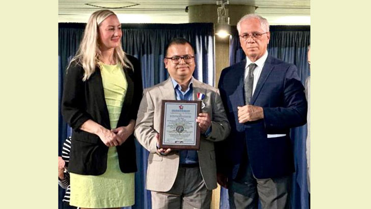 কানাডায় সাংবাদিকতায় অবদানের জন্য অ্যাওয়ার্ড পেলেন দীন ইসলাম