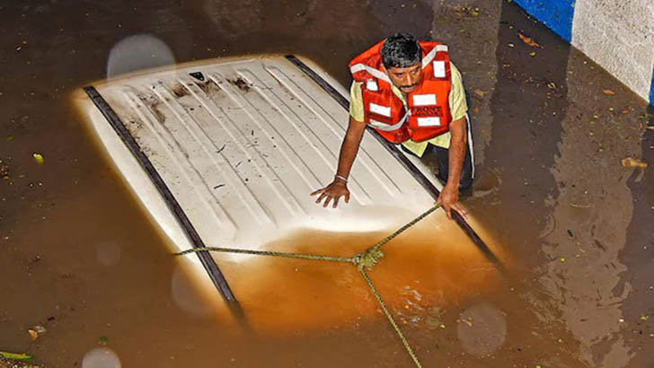 আন্ডারপাসে জমা পানিতে গাড়ি ডুবে তরুণীর মৃত্যু